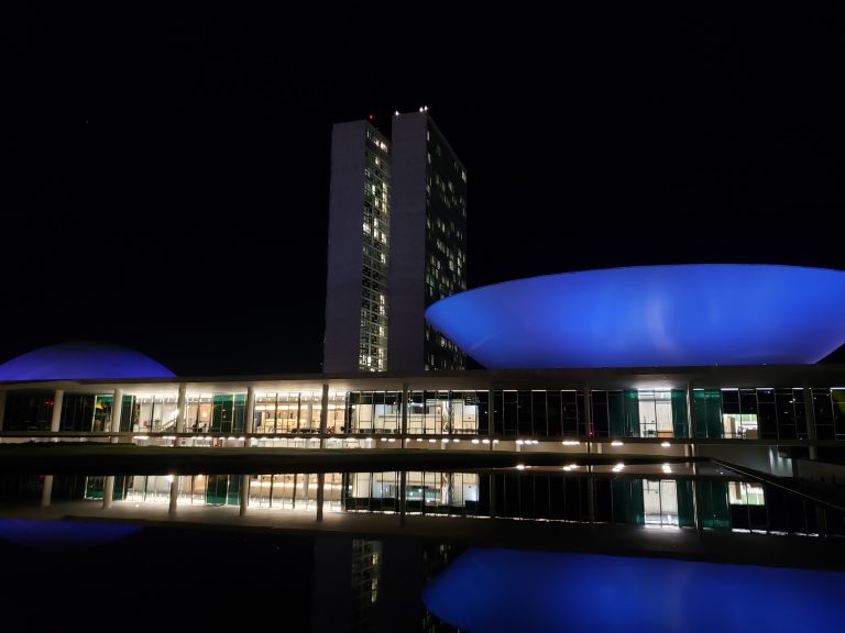 Congresso tem iluminação azul para marcar o Dia Mundial da Hipertensão Pulmonar