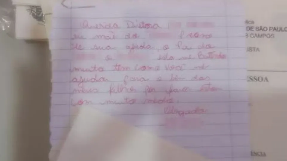Mãe é resgatada após enviar bilhete pedindo socorro na mochila do filho