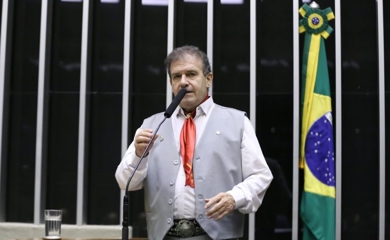 Projeto cria programa nacional para vacinar idosos e pessoas com deficiência em casa